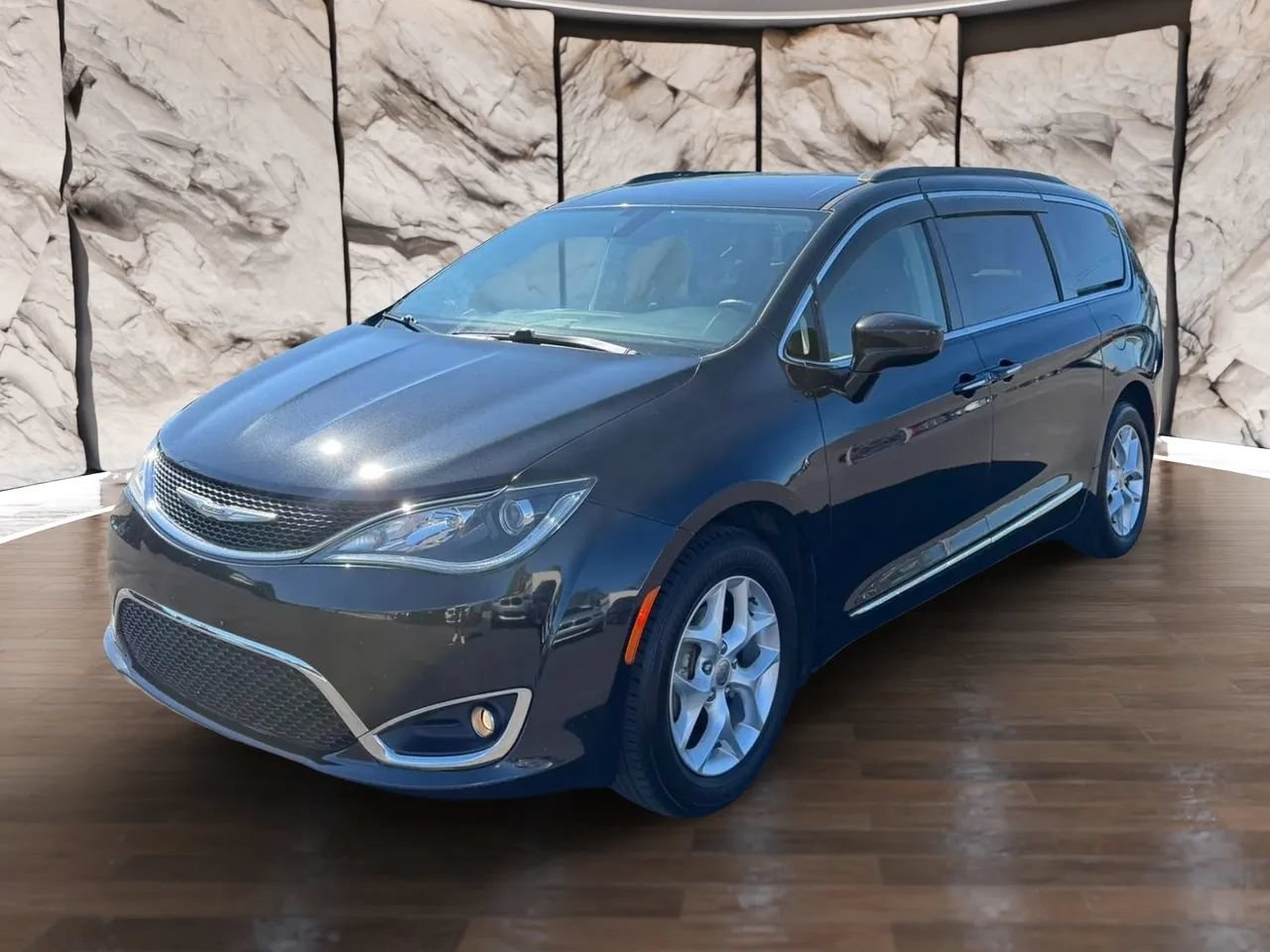 Used 2017 Chrysler Pacifica Touring-L w/ Tire & Wheel Group FWD image 4