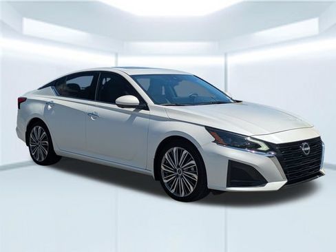 Used 2024 Nissan Altima 2.5 SL FWD image 9