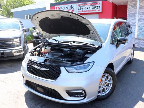 Used 2024 Chrysler Pacifica Touring-L FWD image 60