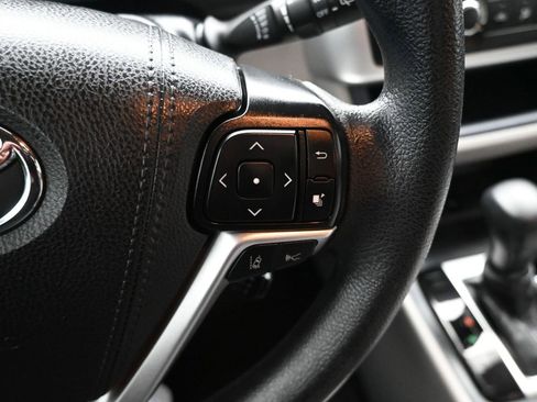 Used 2019 Toyota Highlander LE image 17