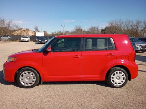 Used 2014 Scion xB image 2