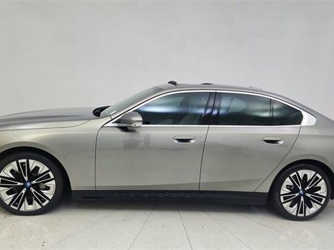 Used 2025 BMW i5 xDrive40 image 10