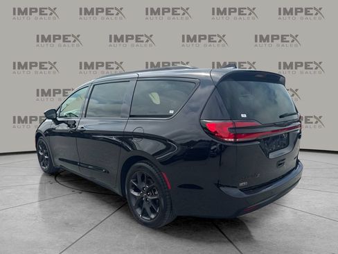 Used 2025 Chrysler Pacifica Limited FWD image 2