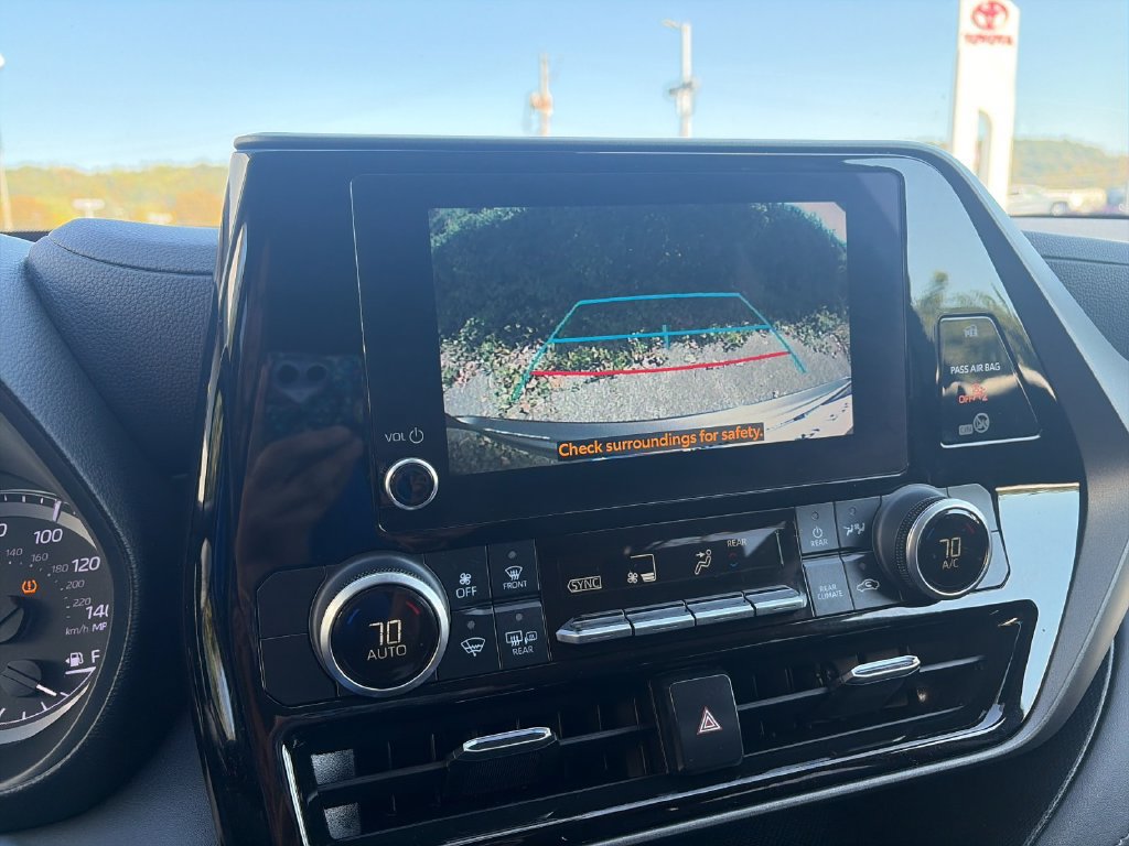 Used 2023 Toyota Highlander LE FWD image 23