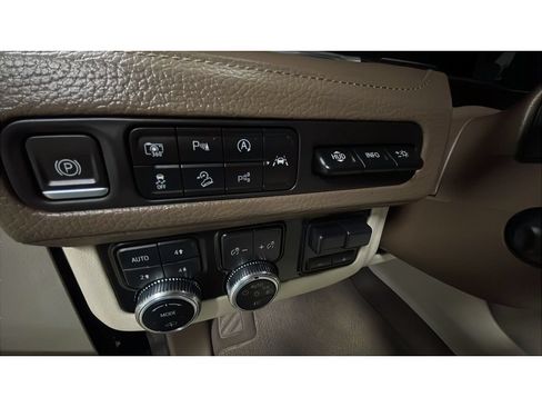 Used 2023 GMC Yukon XL Denali w/ Advanced Technology Package AWD/4WD image 11