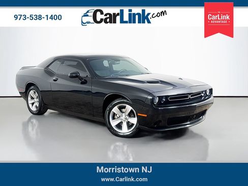 Used 2016 Dodge Challenger SXT RWD image 1