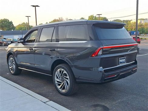 New 2025 Lincoln Navigator Reserve image 6