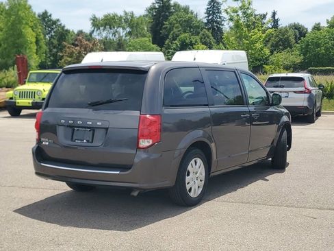 Used 2018 Dodge Grand Caravan SE FWD image 2