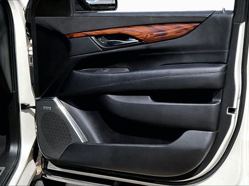 Used 2015 Cadillac Escalade Luxury AWD/4WD image 21
