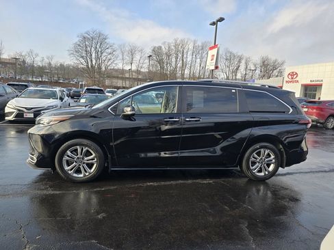 Certified 2022 Toyota Sienna Platinum image 3