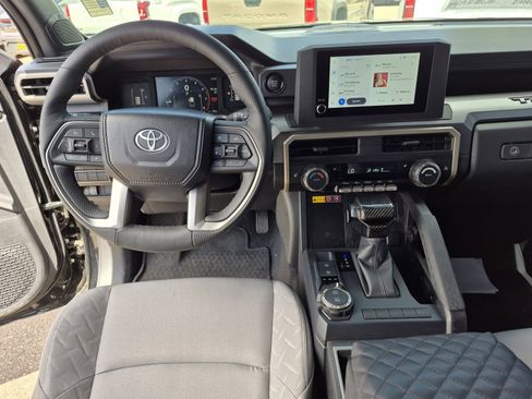Used 2025 Toyota Tacoma SR5 AWD/4WD image 19