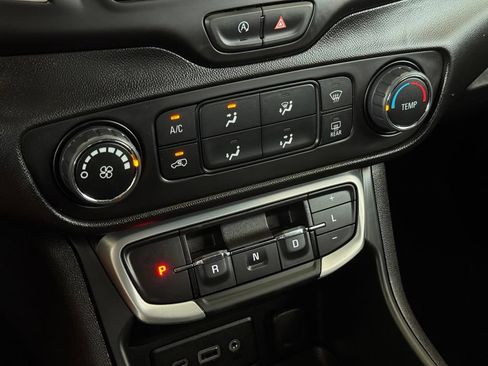 Used 2024 GMC Terrain SLE FWD image 31