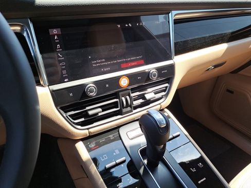 Certified 2025 Porsche Macan image 31