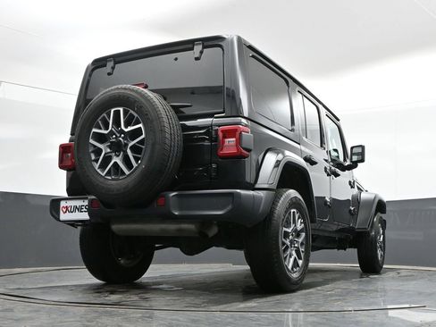 Used 2025 Jeep Wrangler Unlimited Sahara AWD/4WD image 40