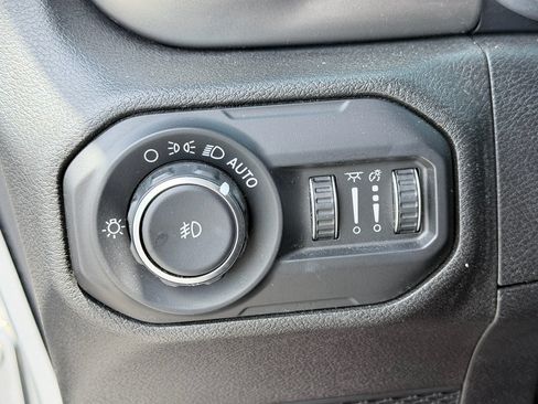 Used 2020 Jeep Wrangler Unlimited Sahara AWD/4WD image 13