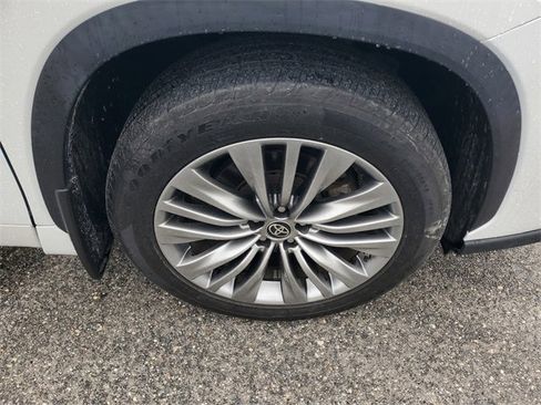Used 2022 Toyota Highlander Platinum image 6