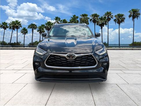 Used 2023 Toyota Highlander Limited FWD image 2