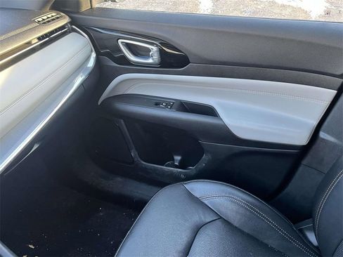 Used 2023 Jeep Compass Limited image 29