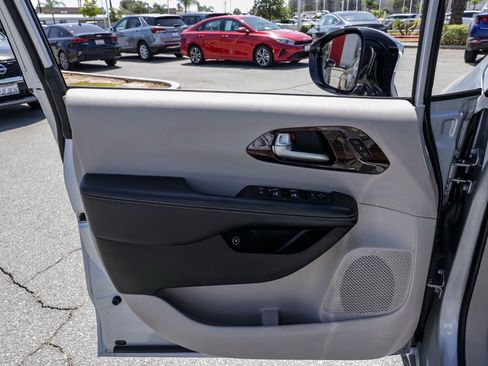 Used 2023 Chrysler Pacifica Limited FWD image 13