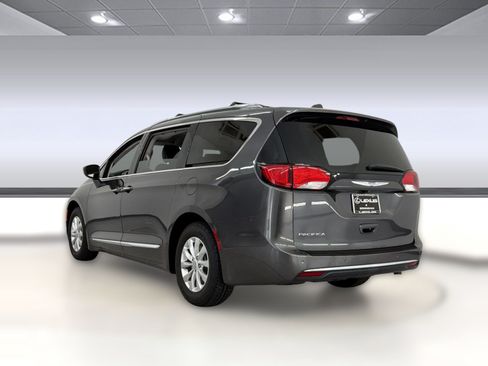 Used 2018 Chrysler Pacifica Touring-L FWD image 3