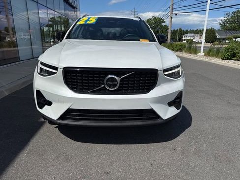 Used 2025 Volvo XC40 B5 Plus AWD/4WD image 7