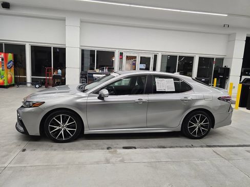 Used 2023 Toyota Camry SE FWD image 3