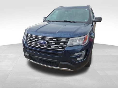 Used 2017 Ford Explorer XLT w/ Equipment Group 202A AWD/4WD image 4