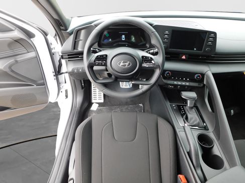 Used 2025 Hyundai Elantra Sport image 11