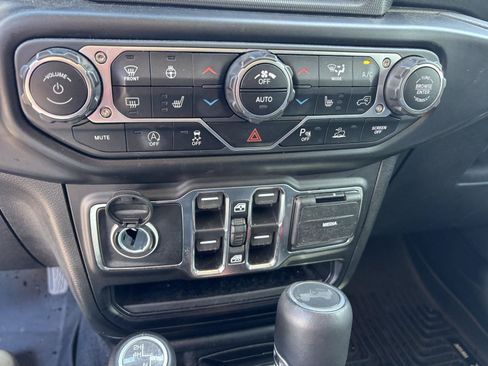 Used 2022 Jeep Wrangler Unlimited Sahara AWD/4WD image 17