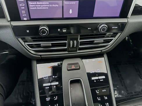 Certified 2022 Porsche Macan AWD/4WD image 18