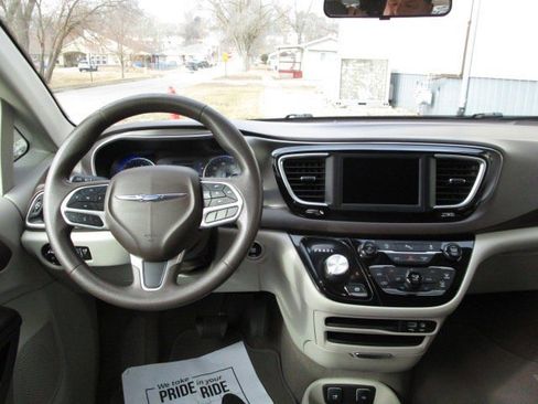 Used 2018 Chrysler Pacifica Touring Plus w/ Tire & Wheel Group image 14
