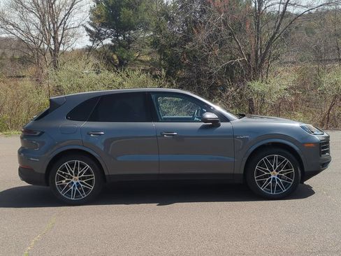 Used 2024 Porsche Cayenne AWD/4WD image 3