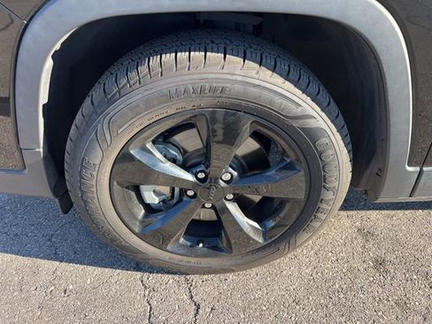 Used 2019 Jeep Cherokee Latitude Plus image 10