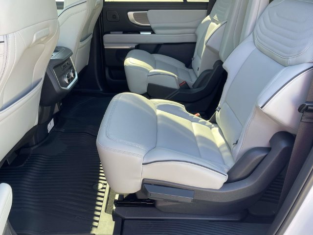 Used 2025 Ford Expedition Max Platinum w/ Platinum Ultimate Package AWD/4WD image 27