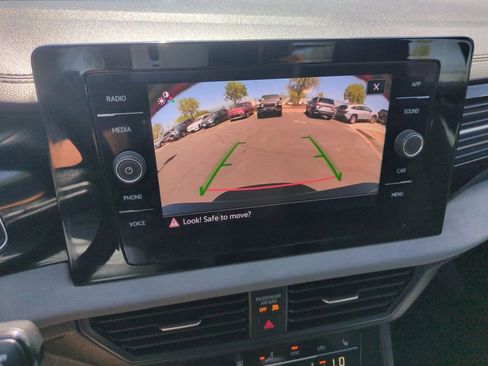Used 2025 Volkswagen Jetta SE FWD image 18