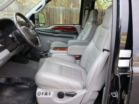 Used 2005 Ford F350 Lariat image 19