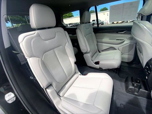 Used 2023 Jeep Grand Cherokee L Overland w/ Advanced Protech Group III AWD/4WD image 19