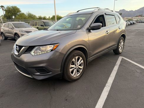 Used 2016 Nissan Rogue SV image 3