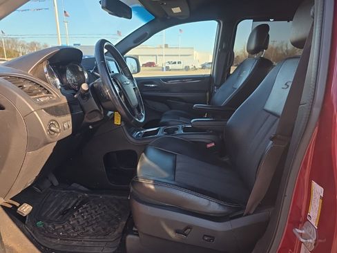 Used 2015 Chrysler Town & Country S image 10