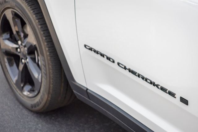 Used 2023 Jeep Grand Cherokee Altitude AWD/4WD image 28