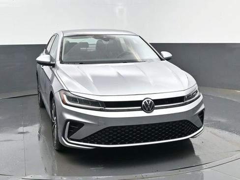 Used 2025 Volkswagen Jetta SE image 22