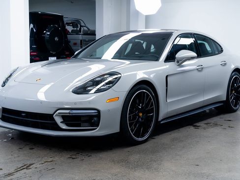 Used 2023 Porsche Panamera GTS image 3