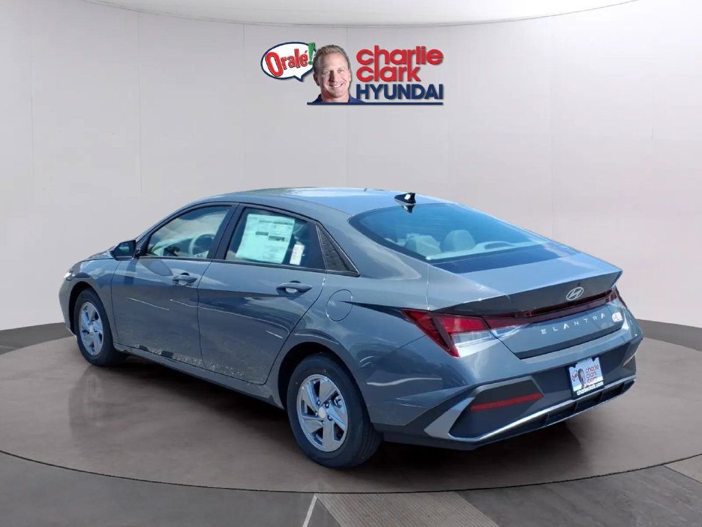 New 2026 Hyundai Elantra SE FWD image 3