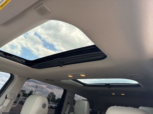 Used 2017 Chevrolet Traverse Premier FWD image 18