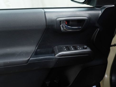 Used 2017 Toyota Tacoma TRD Sport image 20