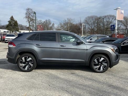 Used 2025 Volkswagen Atlas Cross Sport SE w/ Panoramic Sunroof Package image 4