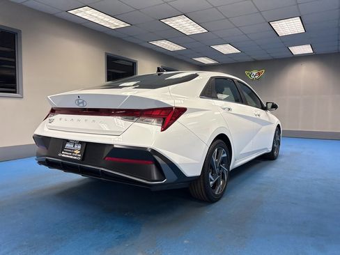 Used 2025 Hyundai Elantra SEL image 2