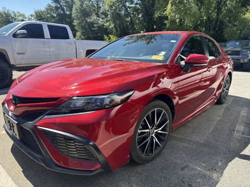 Used 2022 Toyota Camry SE FWD image 2