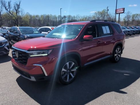 Certified 2025 Honda Pilot Touring image 3