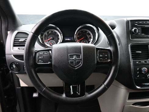 Used 2016 Dodge Grand Caravan SE image 13